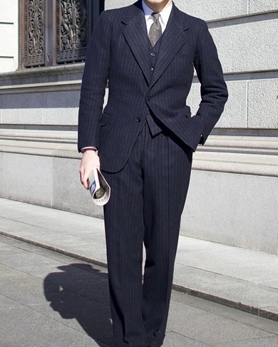 卒業制作で縫ったジャケットとベスト、スラックスを着こなす姿