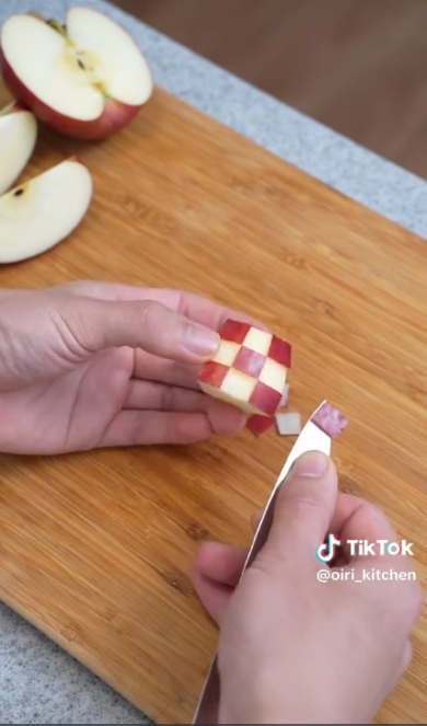 リンゴを格子模様にカット