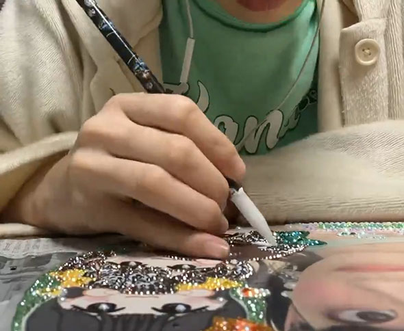 板倉可奈さんの推しうちわを作る様子