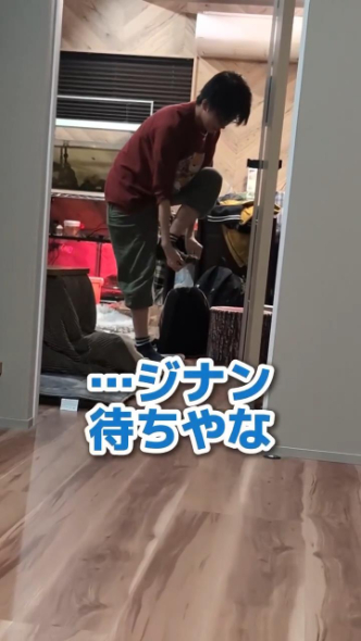 靴下を履く次男