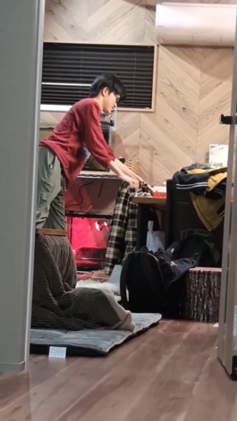 上着を椅子にかける次男くん