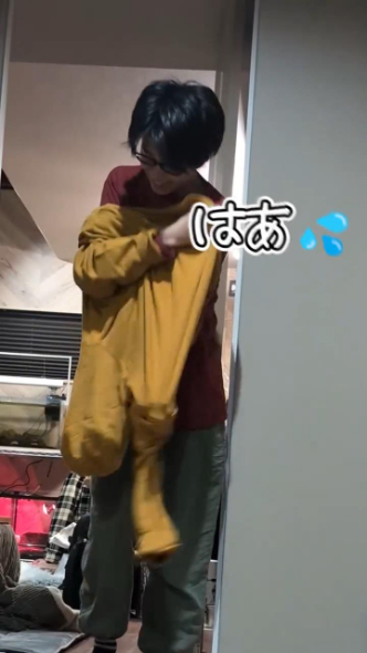 パーカーを着る次男