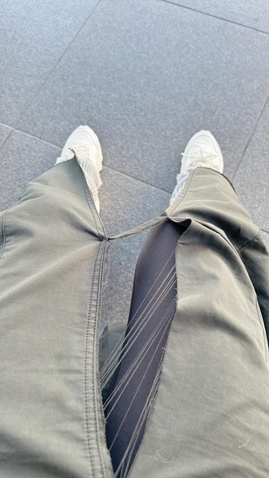 大阪・梅田のまちなかでのトラブル！　スカートのスリット裂ける大失態