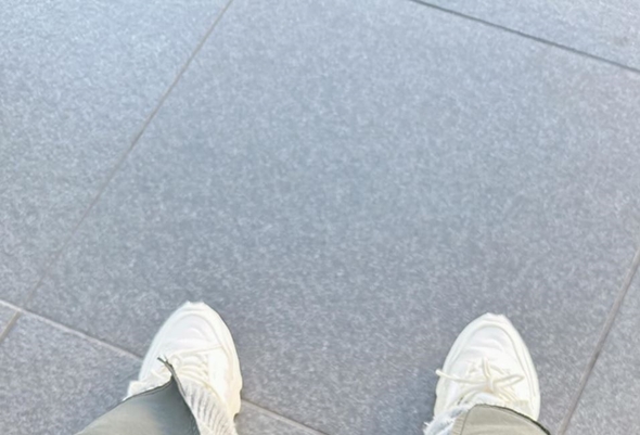 大阪・梅田のまちなかでのトラブル！　スカートのスリット裂ける大失態