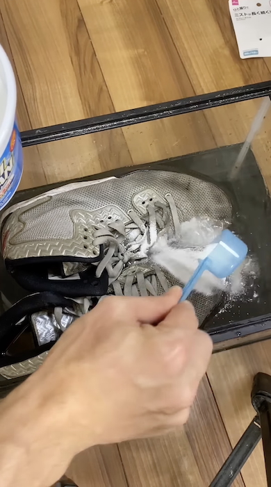8年履いたスニーカーを漂白
