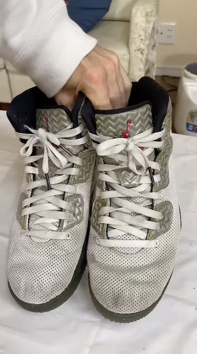 8年履いたスニーカーを漂白