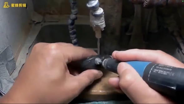 黒い石で彫刻作品を作る