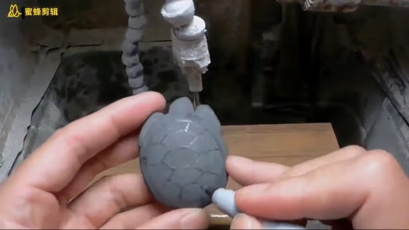 黒い石で彫刻作品を作る