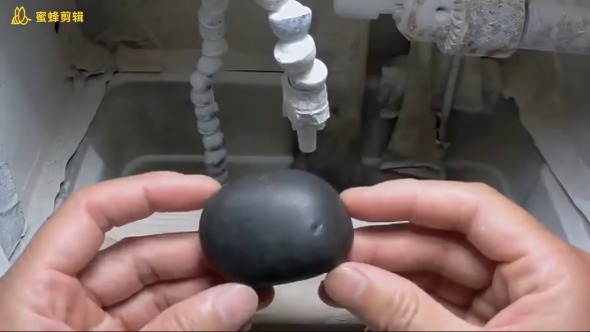 黒い石で彫刻作品を作る