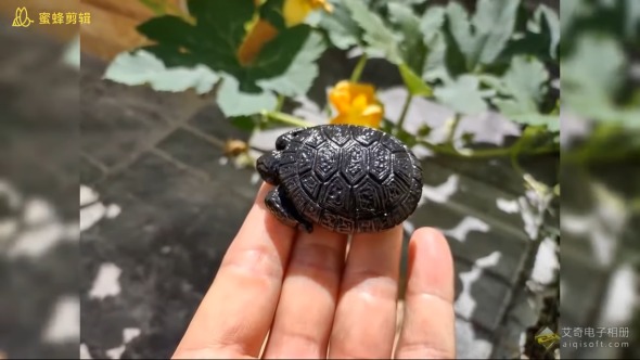 黒い石で彫刻作品を作る