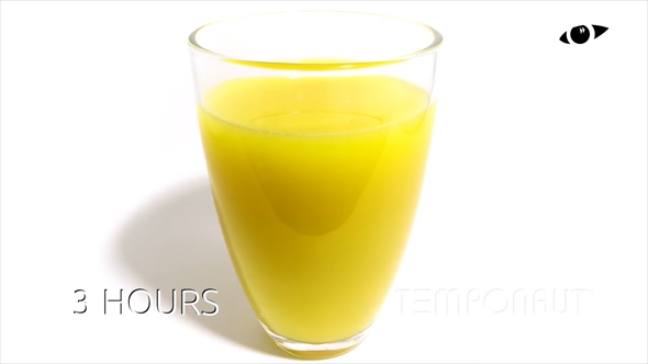 コップに注いだオレンジジュースを73日間放置するタイムラプス