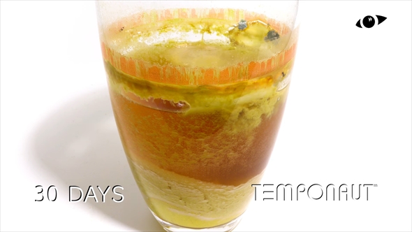 コップに注いだオレンジジュースを73日間放置するタイムラプス