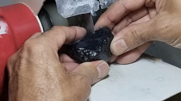 トルマリン原石をカット