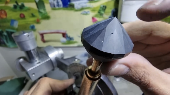 宝石らしいカットを施す