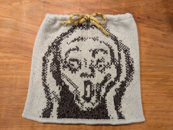 『叫び』デザインの編み物カウル