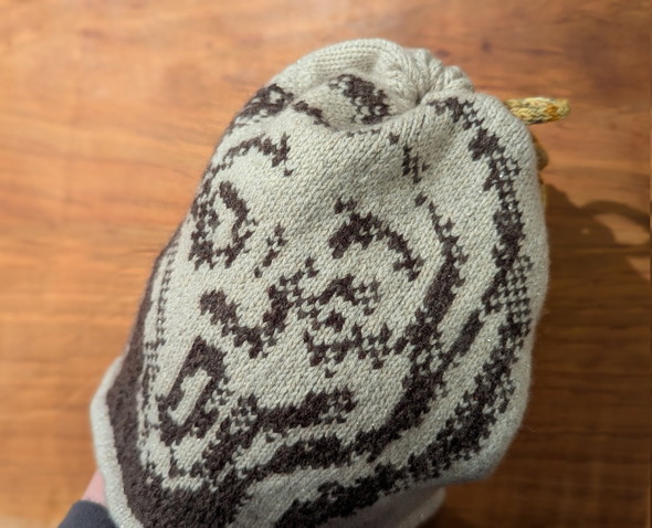 『叫び』デザインの編み物カウル