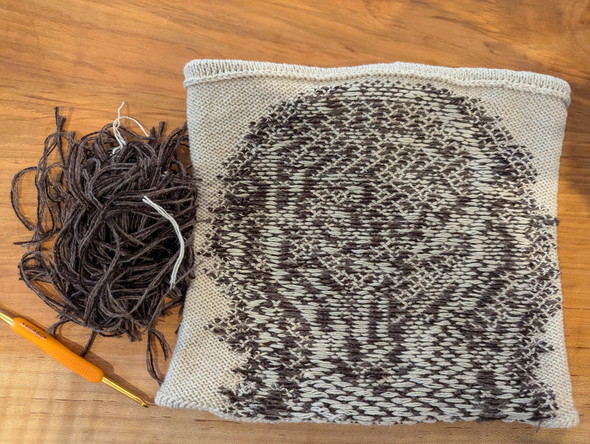 『叫び』デザインの編み物カウル