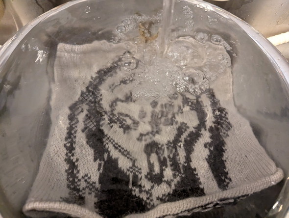 『叫び』デザインの編み物カウル