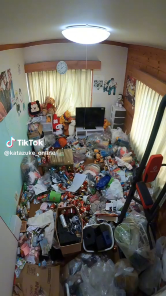 散らかった部屋