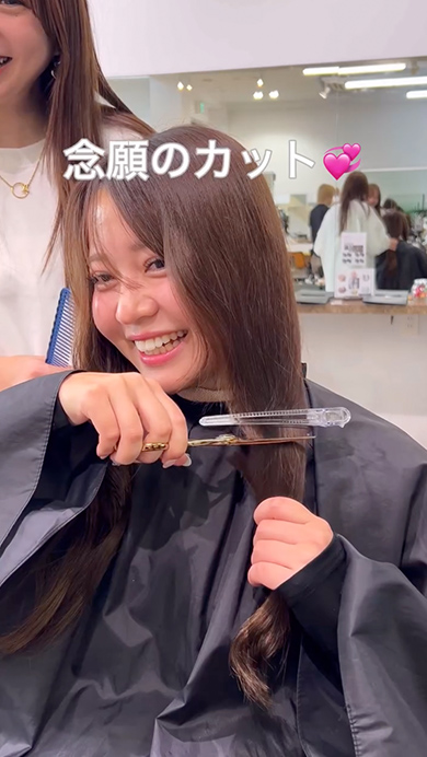 ロングヘアの女性がショートヘアにイメチェン