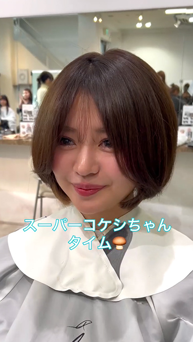 ロングヘアの女性がショートヘアにイメチェン