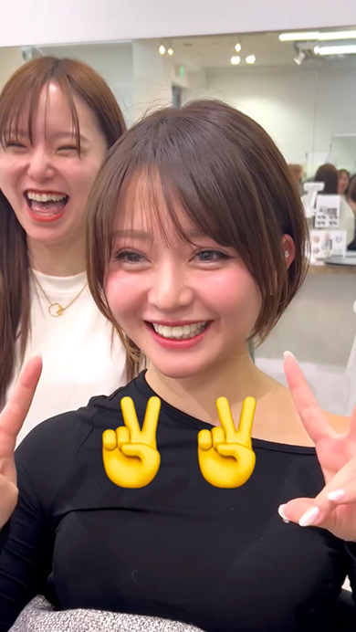 ロングヘアの女性がショートヘアにイメチェン