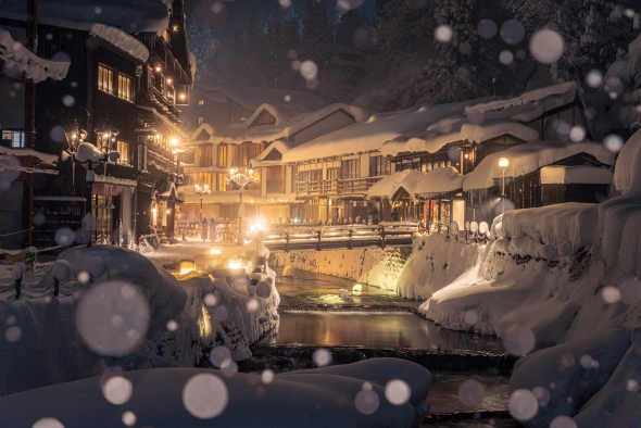 雪の鶴ヶ城と侍