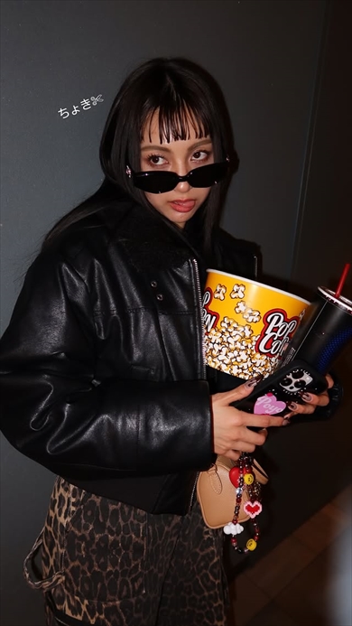 前髪パッツンの黒髪にイメチェンしたゆきぽよ