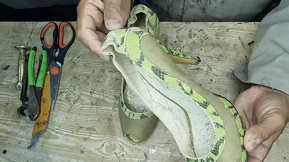 ボロボロの靴が空色のミュールに変身