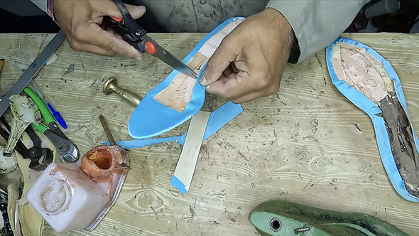 ボロボロの靴が空色のミュールに変身