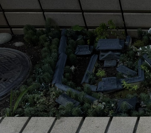 花壇に設けられた発泡スチロール製の城の左端