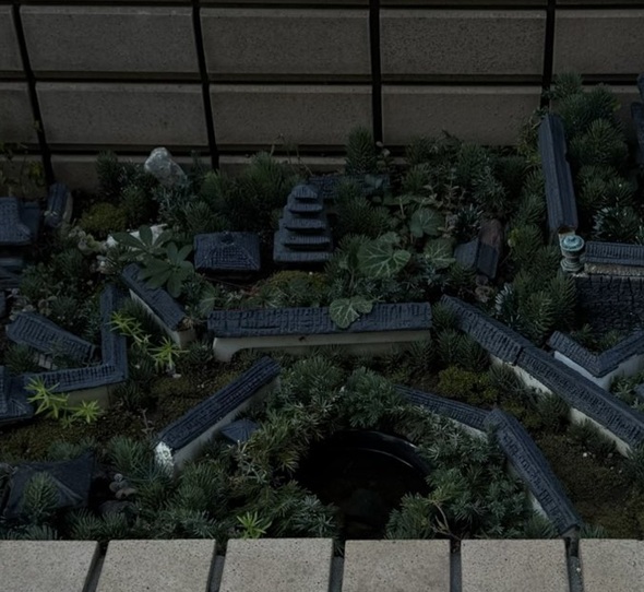 花壇に設けられた発泡スチロール製の城の中央部