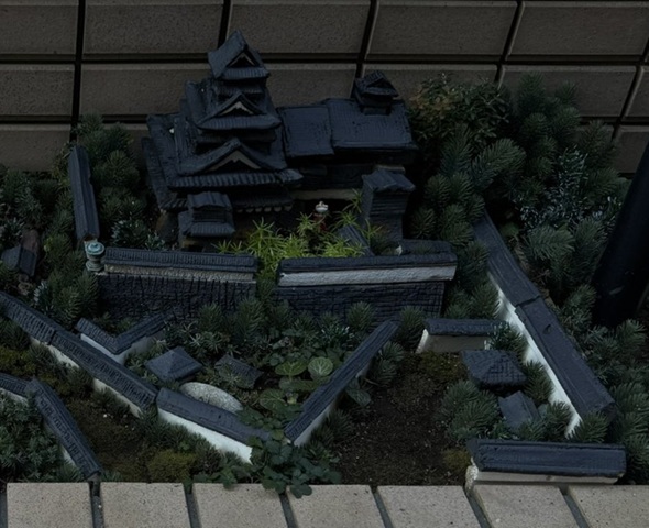 花壇に設けられた発泡スチロール製の城の右端