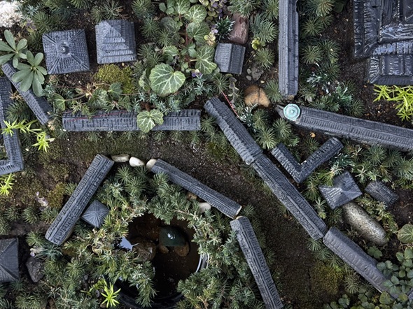 花壇に設けられた発泡スチロール製の城も真上から撮影した写真