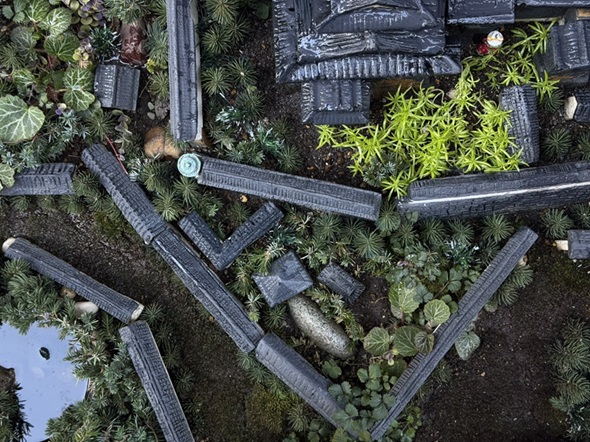 花壇に設けられた発泡スチロール製の城も真上から撮影した写真