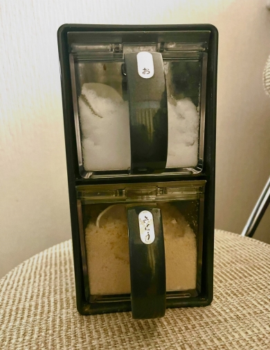 砂糖と塩の調味料入れ