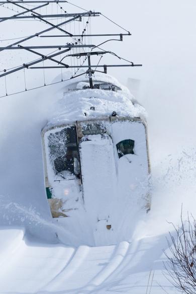雪の中を走る列車