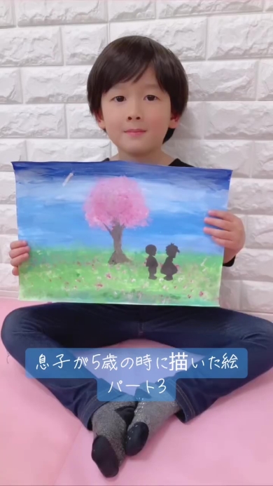 絵を手に持つ男の子