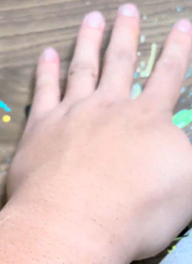 インクの載った黒板に手を当てて、インクを広げている様子