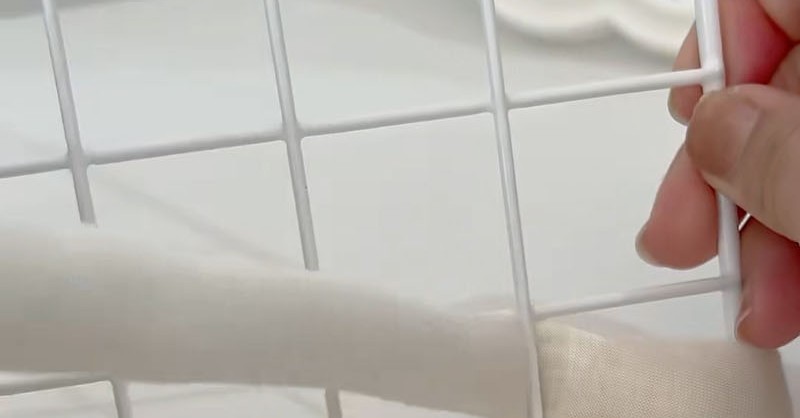 ダイソーのワイヤーネットに“魔法の毛糸”を巻き付けて……　劇的にかわいいアイテムに変身「天才すぎる」「センス爆発」と160万再生（1/2） | ライフスタイル ねとらぼ