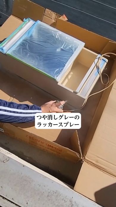屋外で洗面鏡にスプレーを噴霧