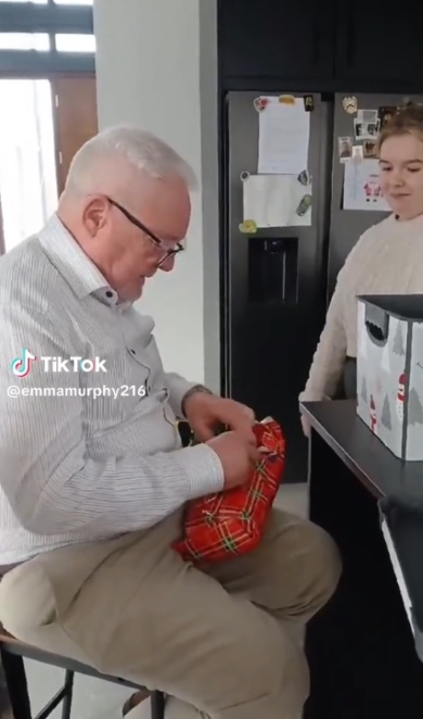 ドキドキしながら包装を開ける男性