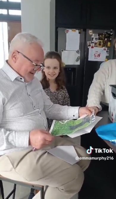 メッセージカードの同封写真を見て驚く男性