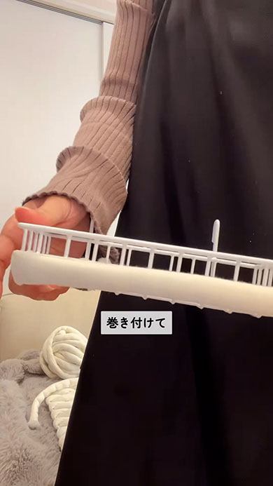 チャンキーヤーンをワイヤー小物入れに巻きつけているところ