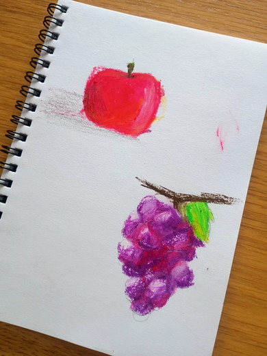 10歳の女の子が描いたブドウとリンゴの絵