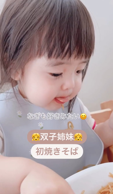 初めて焼きそばを食べた双子姉妹