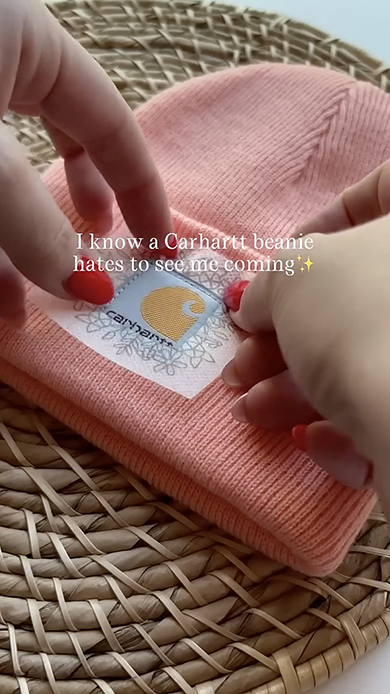 シンプルなニット帽が刺しゅうで変身