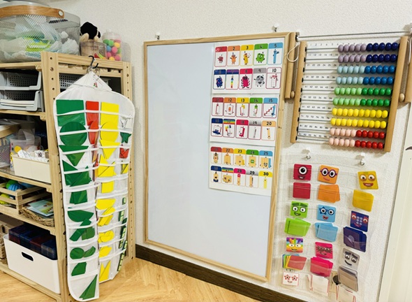 キッズスペースに設けたホワイトボード知育コーナー