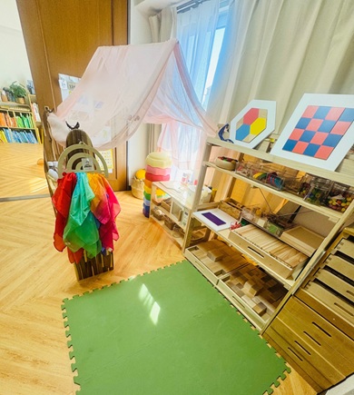 シュタイナーのついたてに布をかけた様子