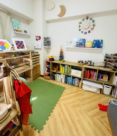 他のおもちゃと組み合わせて遊べるように配置した積み木